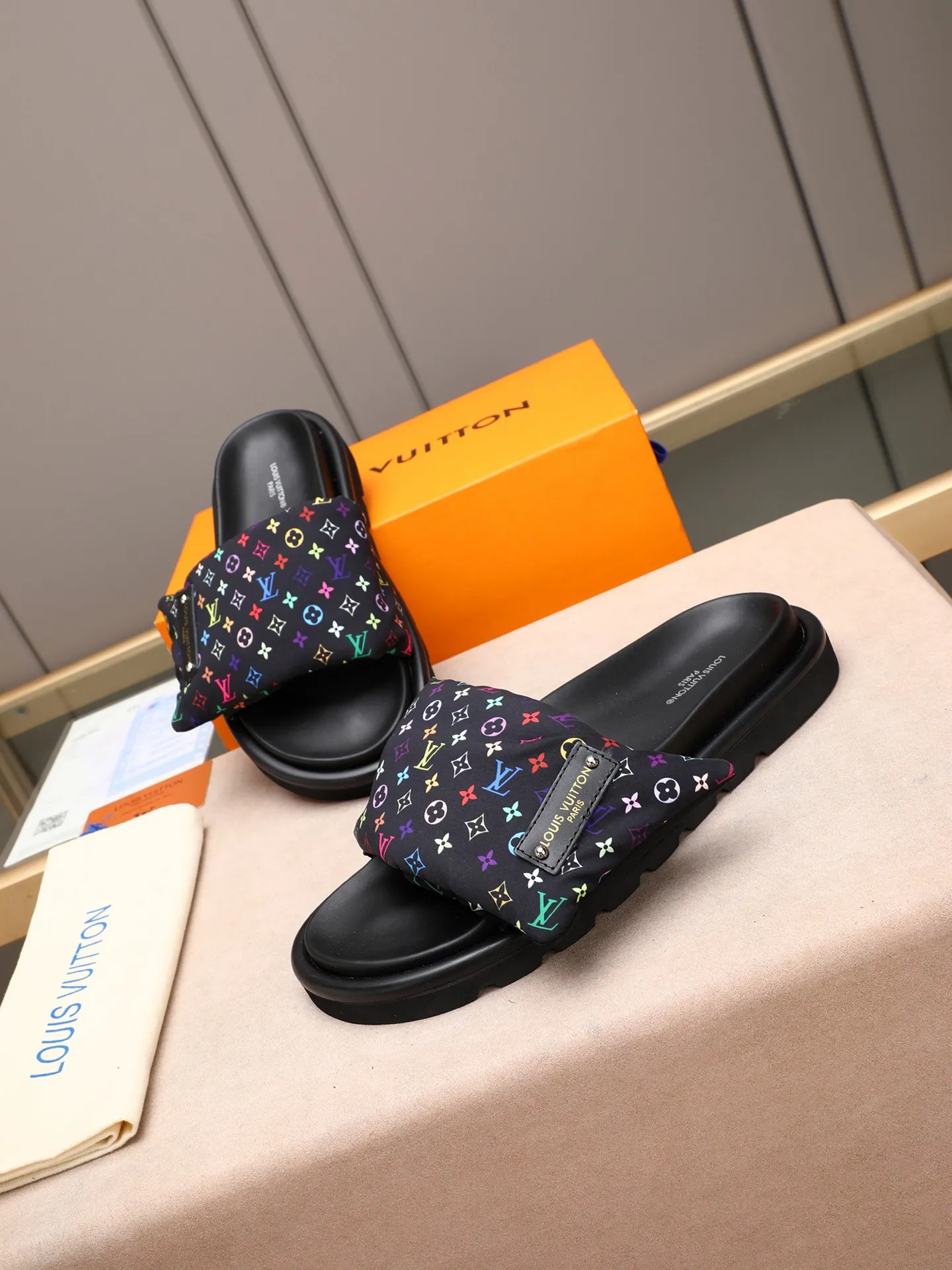 PP360 [LOUIS VUITTON] Louis Vuitton, LV printing, men's and women's slippers are on the market. The drawer box packaging comes with a cloth bag and a card. The upper pattern looks very soft and waxy, and it is a super versatile leg slimming tool. Fabric: imported denim/canvas/old fabric, LV hardware LOGO, official website pattern printing, comfortable to wear, feet: high-elastic PU water table. Sole: foam sole, heel height: about 5cm. Code number: 35-46, 35, 45, 46 are custom-made and non-returnable. Color: multiple colors and styles available.